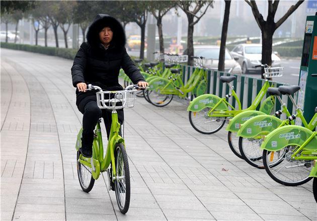 重磅！鄭州將取締馬路停車場 人行道禁設(shè)停泊位